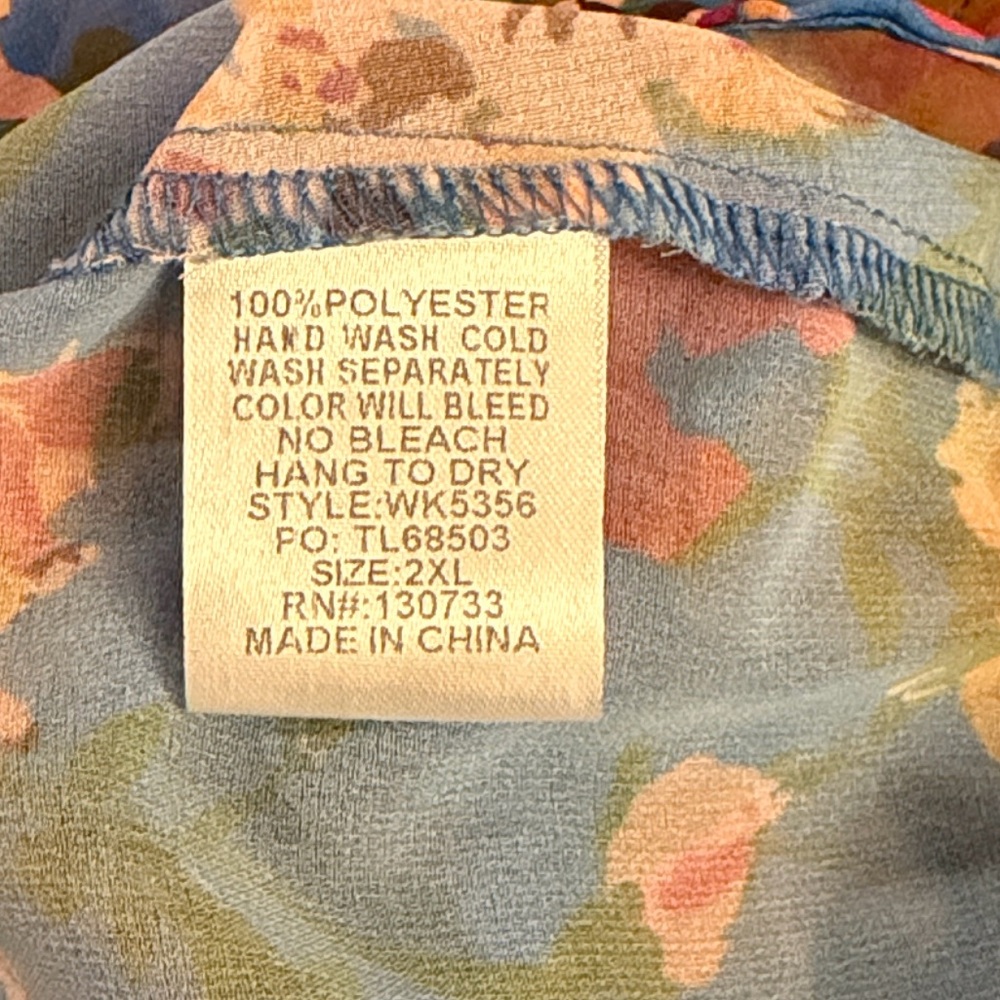 Umgee USA ladies V-neck, twist front blue floral blouse. Size 2XL. - Picture 9 of 9